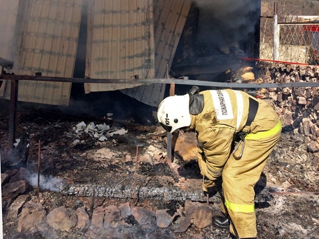 Пожар на трассе "Судак-Алушта" - сгорел дачный дом. Причина - хозяин жёг траву